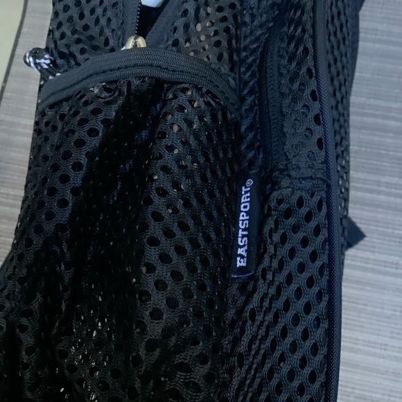 East sport like new mesh backpack - Picture 3 of 6